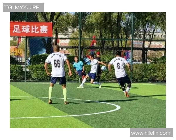 以足球巨星背影凝望绿茵赛场展现拼搏与荣耀瞬间 以足球巨星背影凝望绿茵赛场展现拼搏与荣耀瞬间