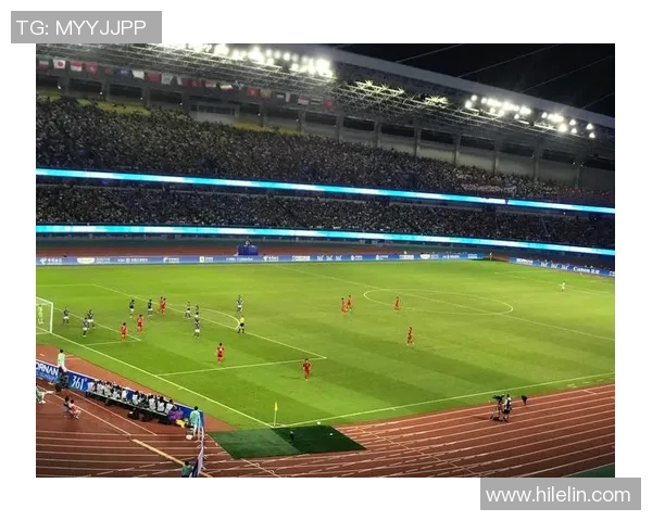 足球场边缘直击球星风采 近距离感受赛场激情与荣耀 足球场边缘直击球星风采 近距离感受赛场激情与荣耀