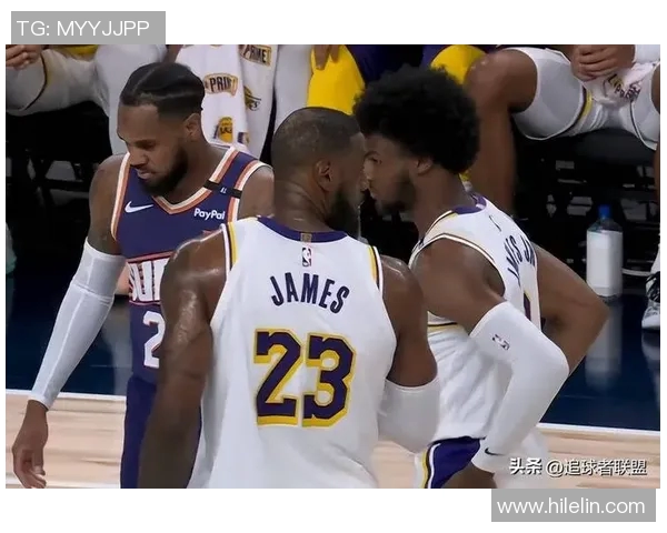 足球球星与詹姆斯首次碰面震撼全场 两大运动巨星同框引发热议 足球球星与詹姆斯首次碰面震撼全场 两大运动巨星同框引发热议